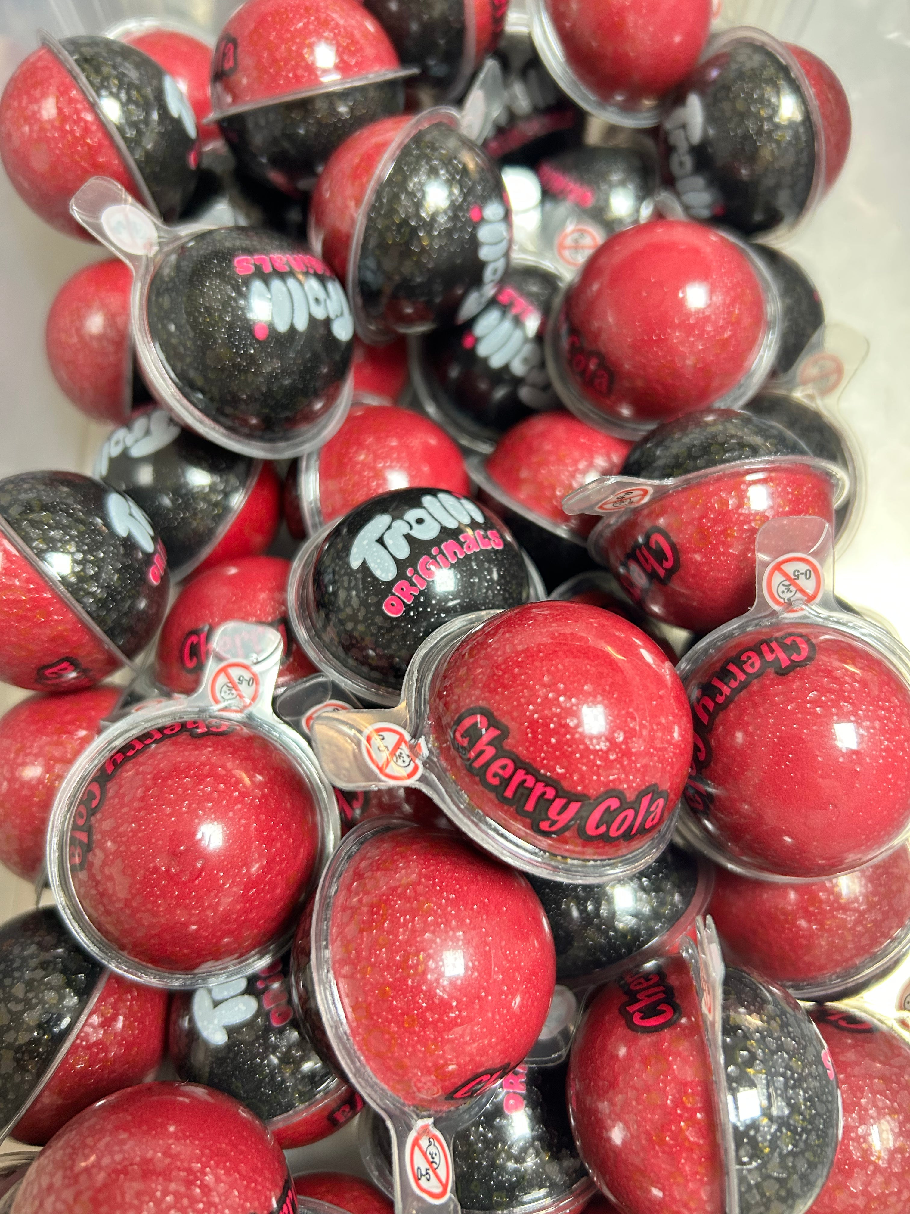 Boule cola cherry trolli 1U €0,60